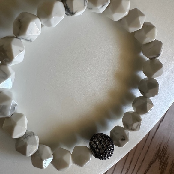 8mm Faceted Howlite Stretch Bracelet with Gunmetal Pave Spacer - Picture 6 of 6